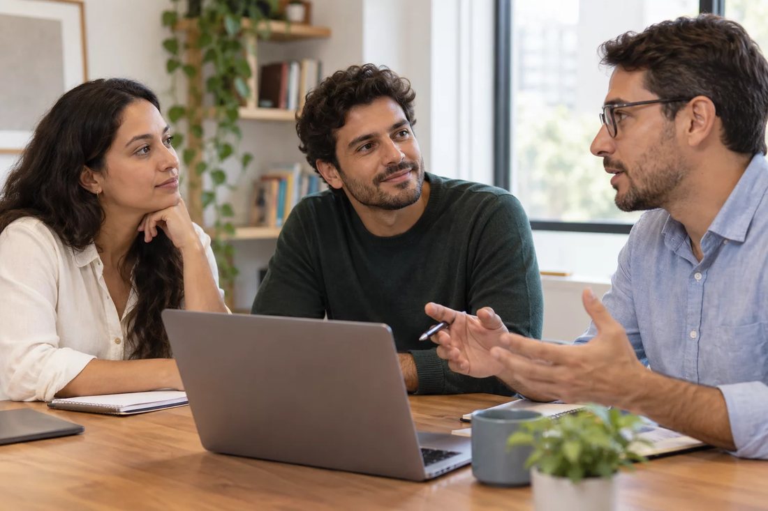 Participante falando em pé enquanto o restante da turma acompanha sentado
